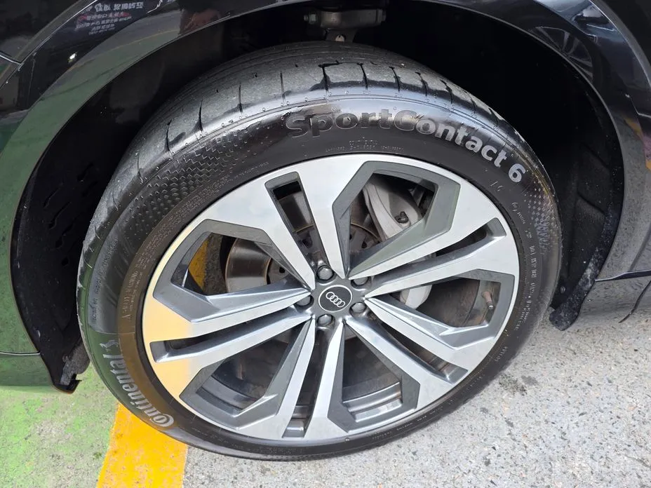 Фото 19 - Audi Q8