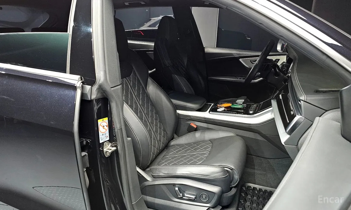 Фото 10 - Audi Q8