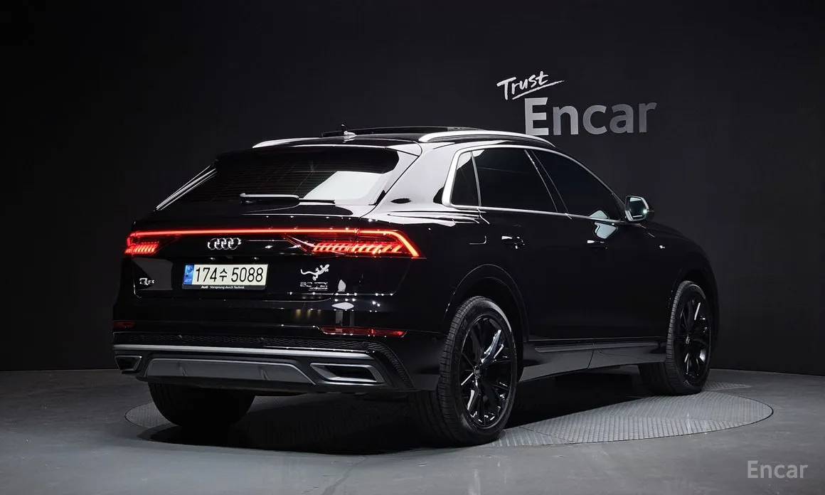 Фото 2 - Audi Q8