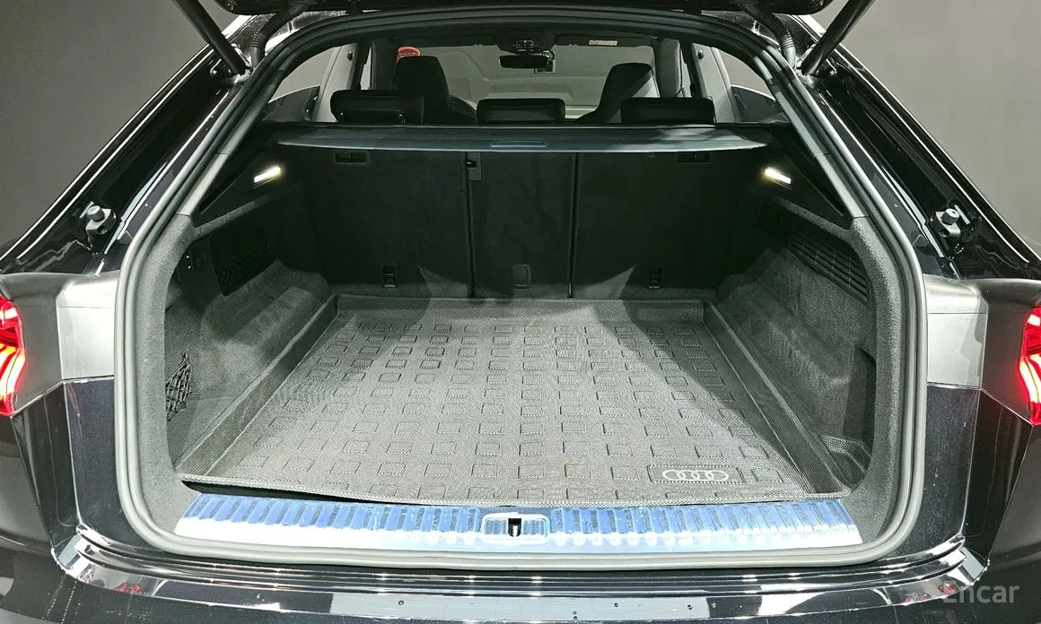 Фото 20 - Audi Q8