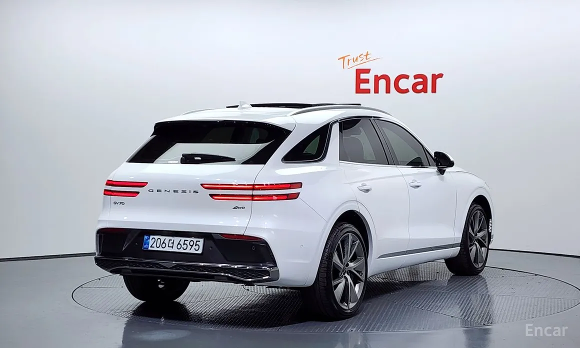 Photo 2 - Genesis GV70