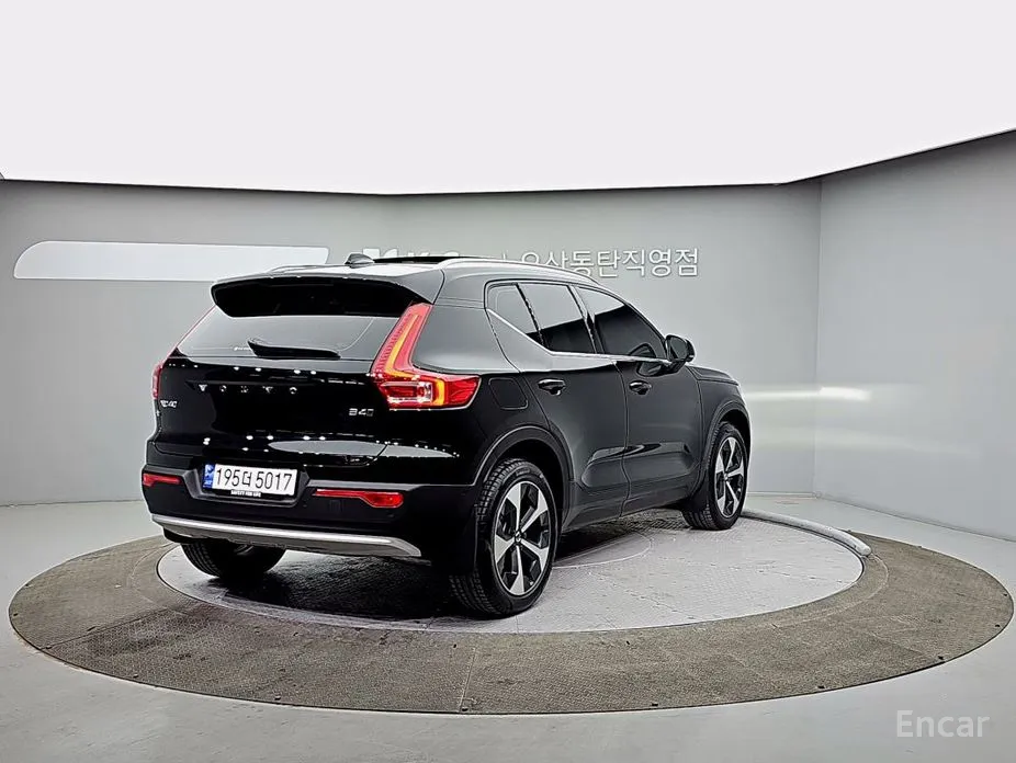 Фото 2 - Volvo XC40