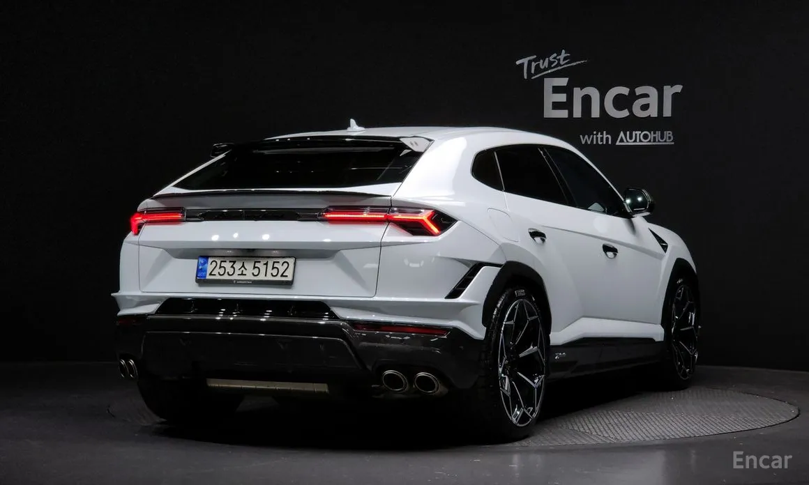 Фото 2 - Lamborghini Urus