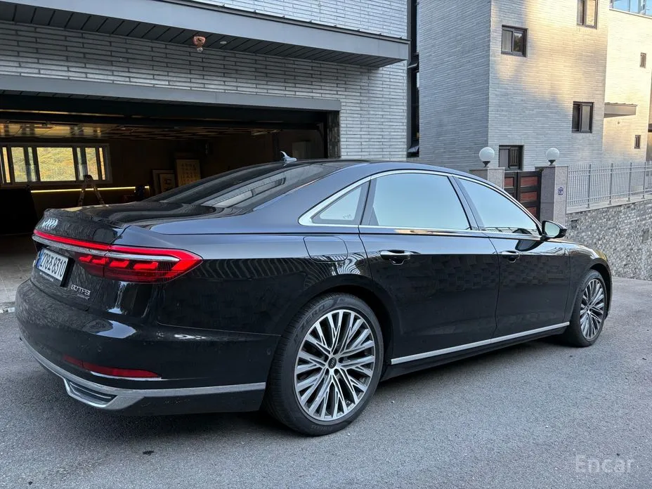 Фото 2 - Audi A8