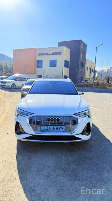 Фото 1 - Audi e-tron