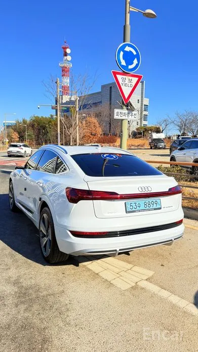 Фото 13 - Audi e-tron