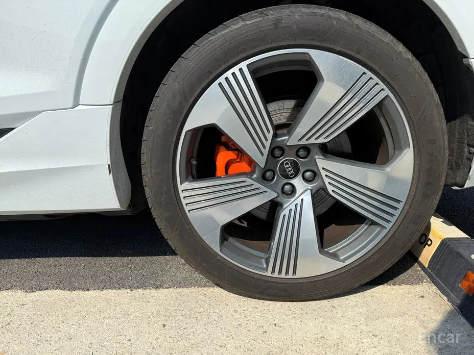 Фото 14 - Audi e-tron