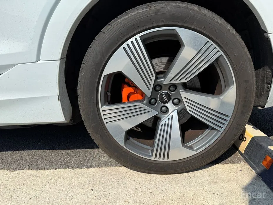 Фото 15 - Audi e-tron