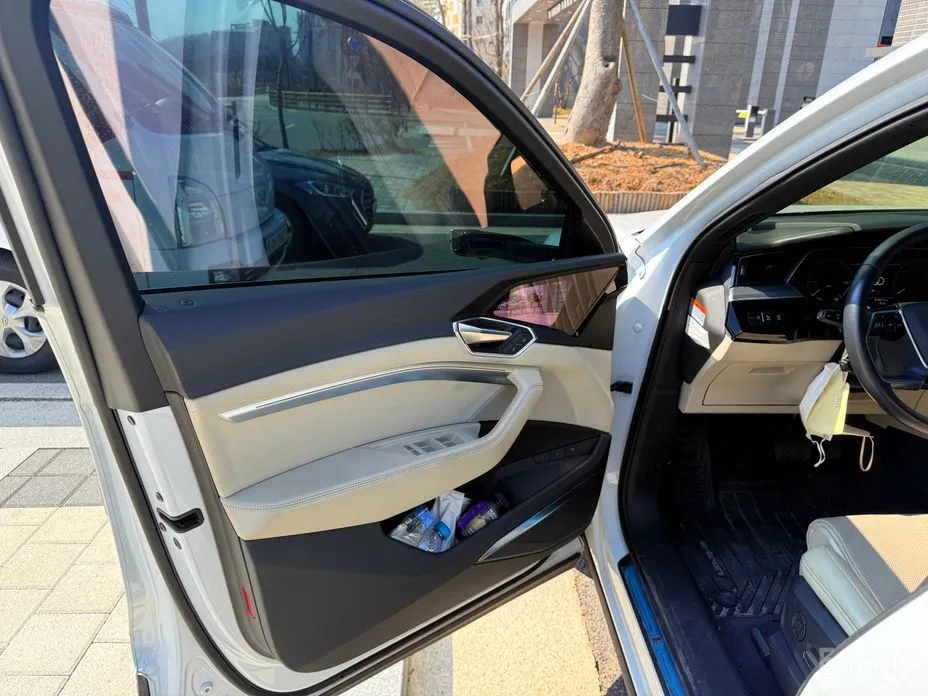 Фото 2 - Audi e-tron