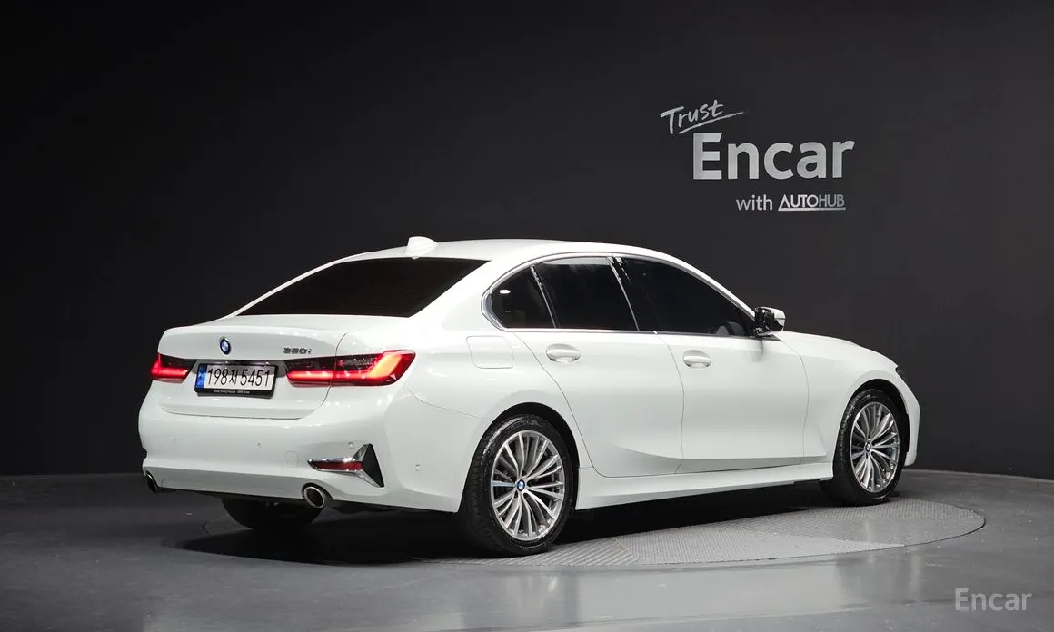 Photo 2 - BMW 3 Series