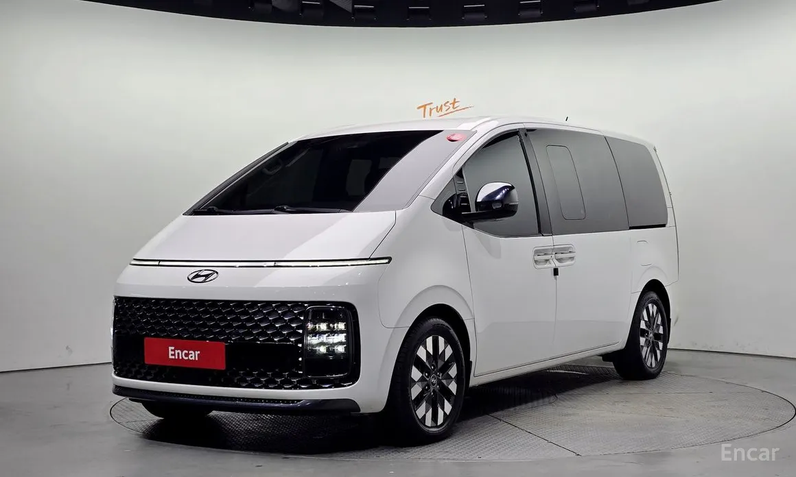 Фото 1 - Hyundai Staria