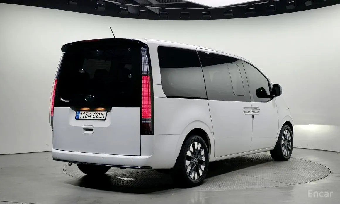 Фото 2 - Hyundai Staria