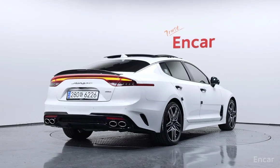 Фото 2 - Kia Stinger