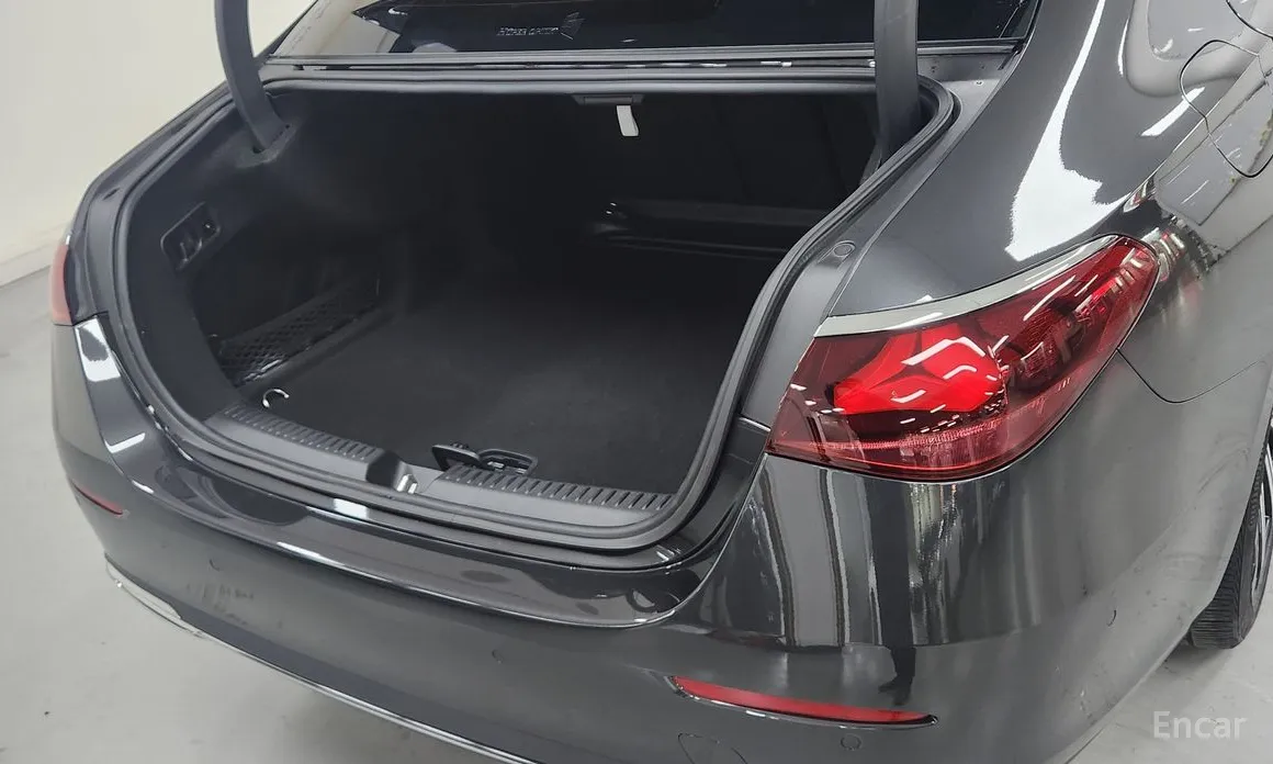 Фото 11 - Mercedes-Benz E-Class