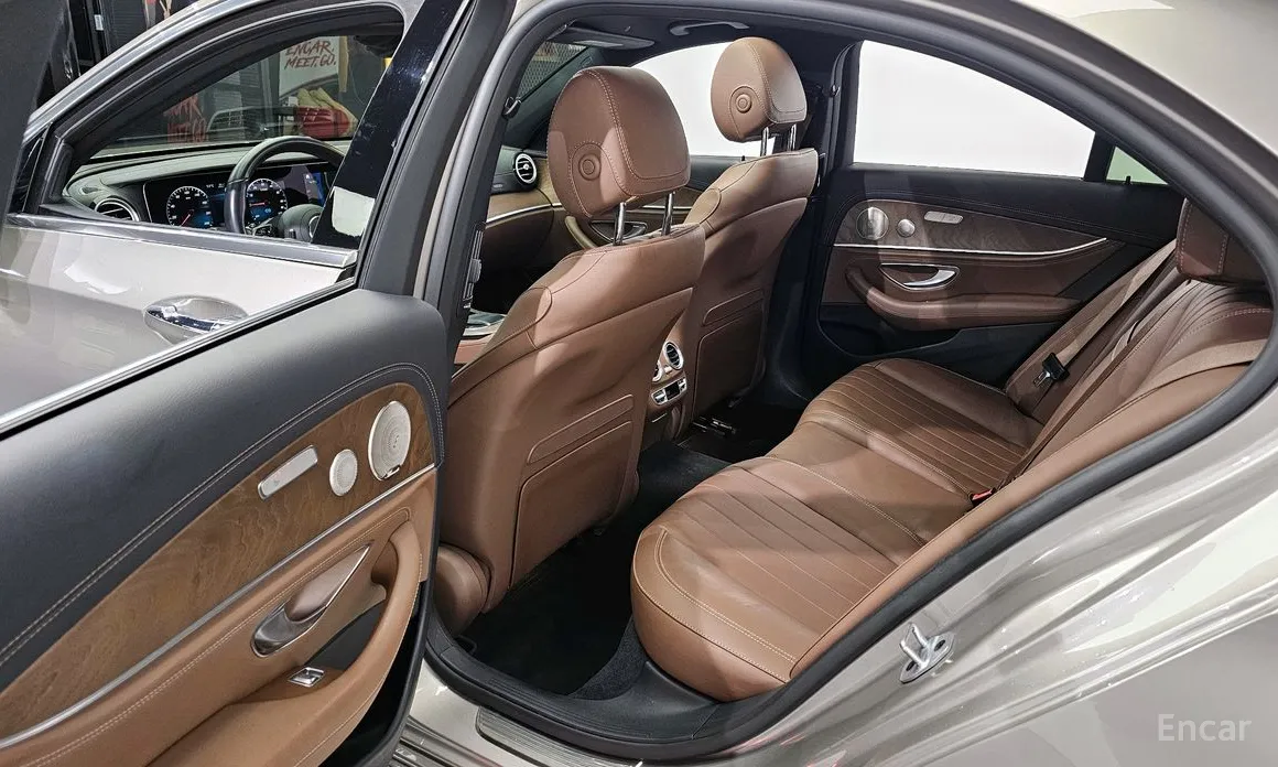 Фото 11 - Mercedes-Benz E-Class