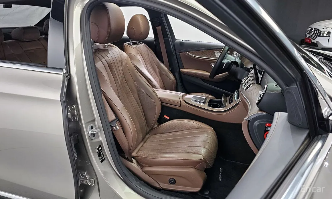 Фото 12 - Mercedes-Benz E-Class