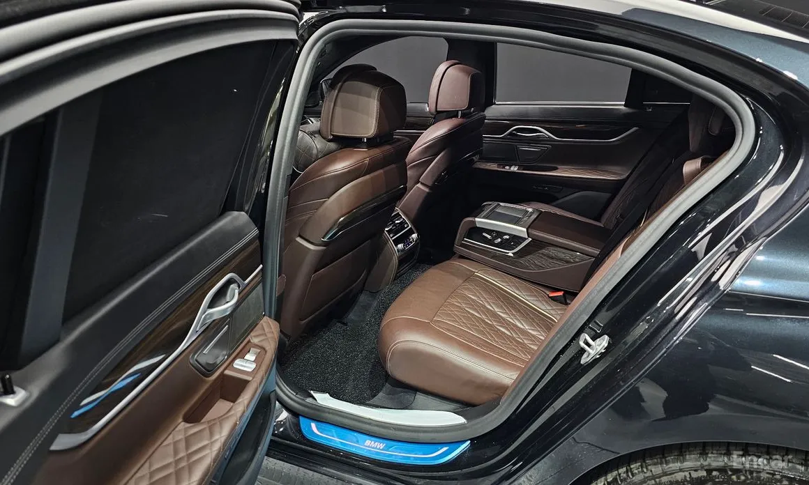 Фото 12 - BMW 7 Series