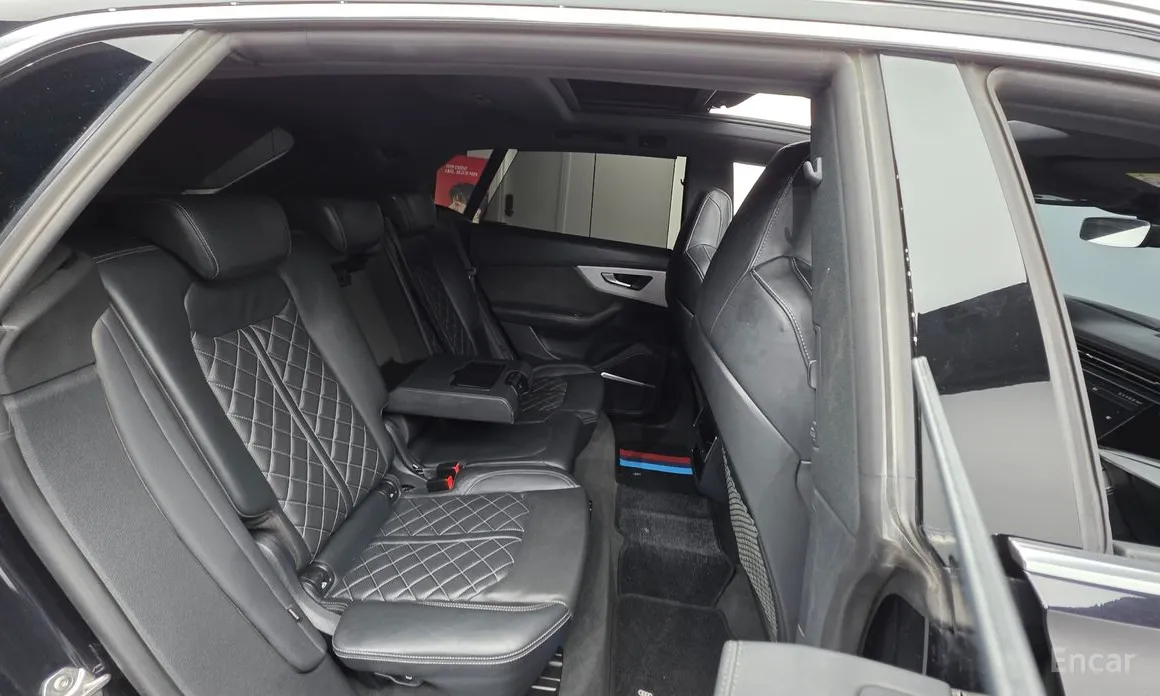 Фото 19 - Audi Q8