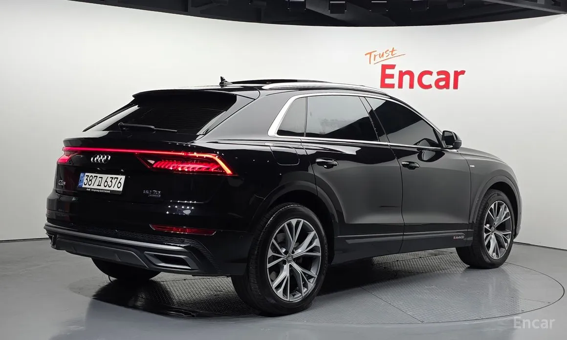 Фото 2 - Audi Q8