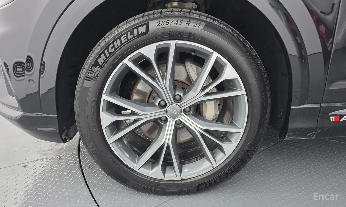 Фото 5 - Audi Q8