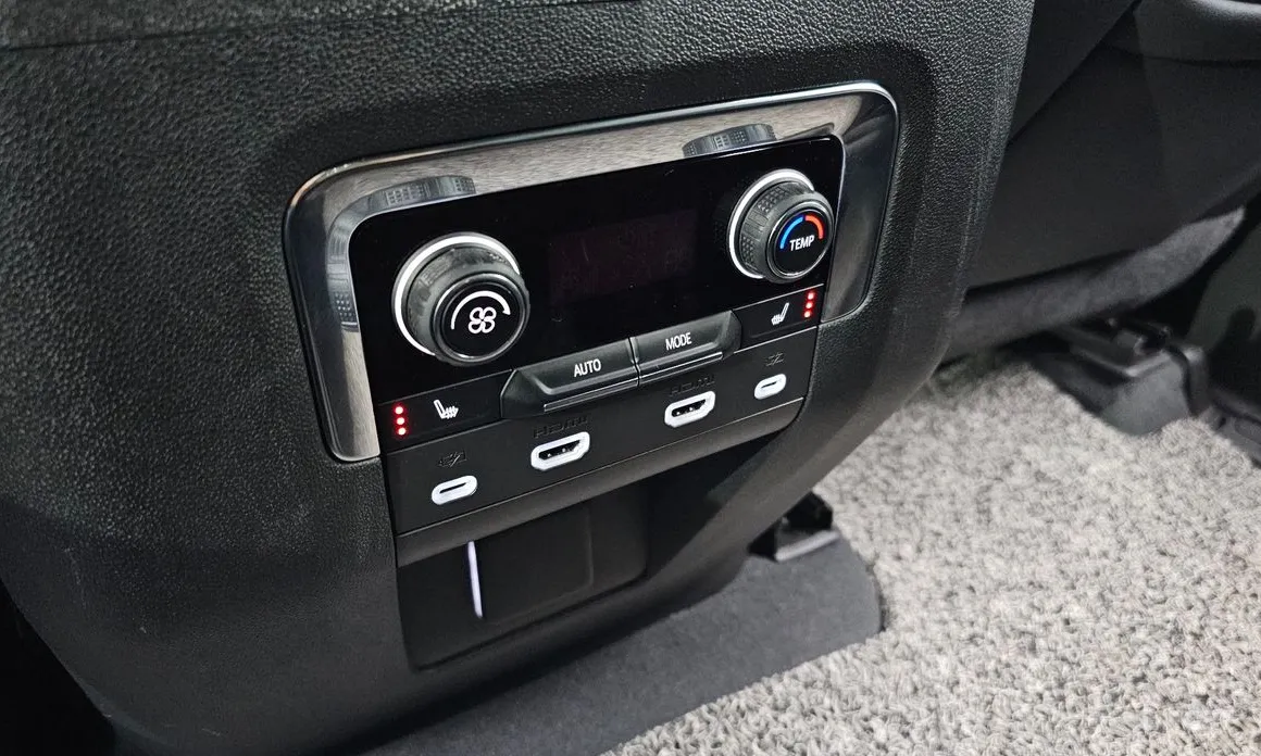 Фото 19 - Chevrolet Tahoe