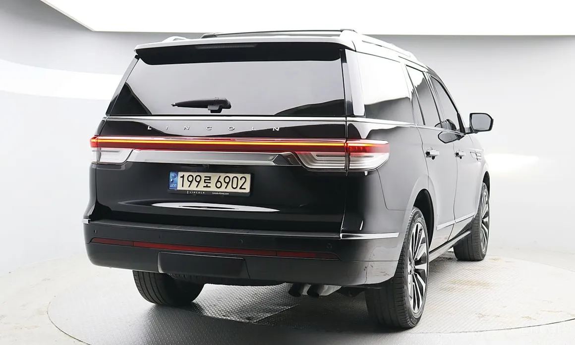 Фото 2 - Lincoln Navigator