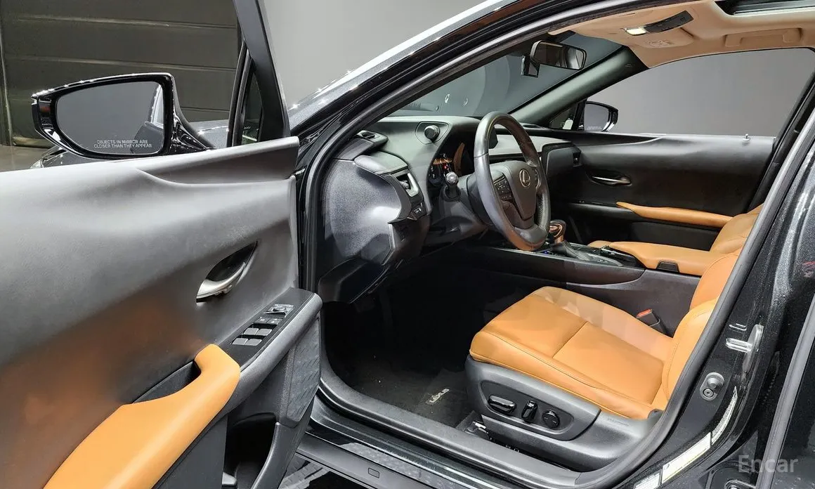 Фото 11 - Lexus UX