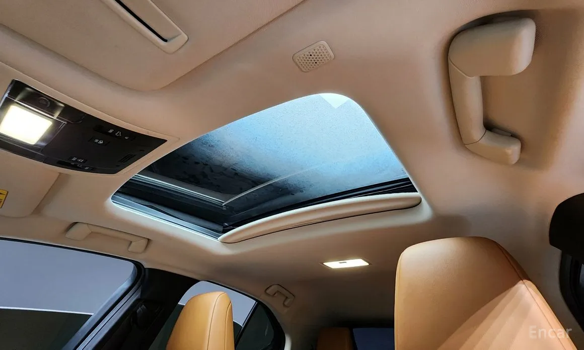 Фото 17 - Lexus UX