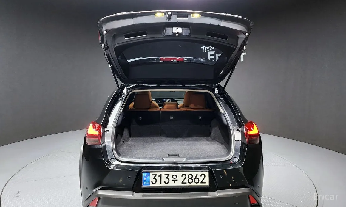 Фото 20 - Lexus UX