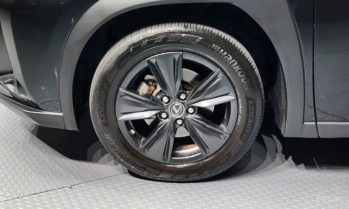 Фото 5 - Lexus UX