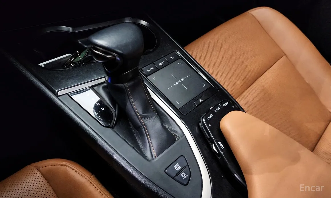 Фото 9 - Lexus UX