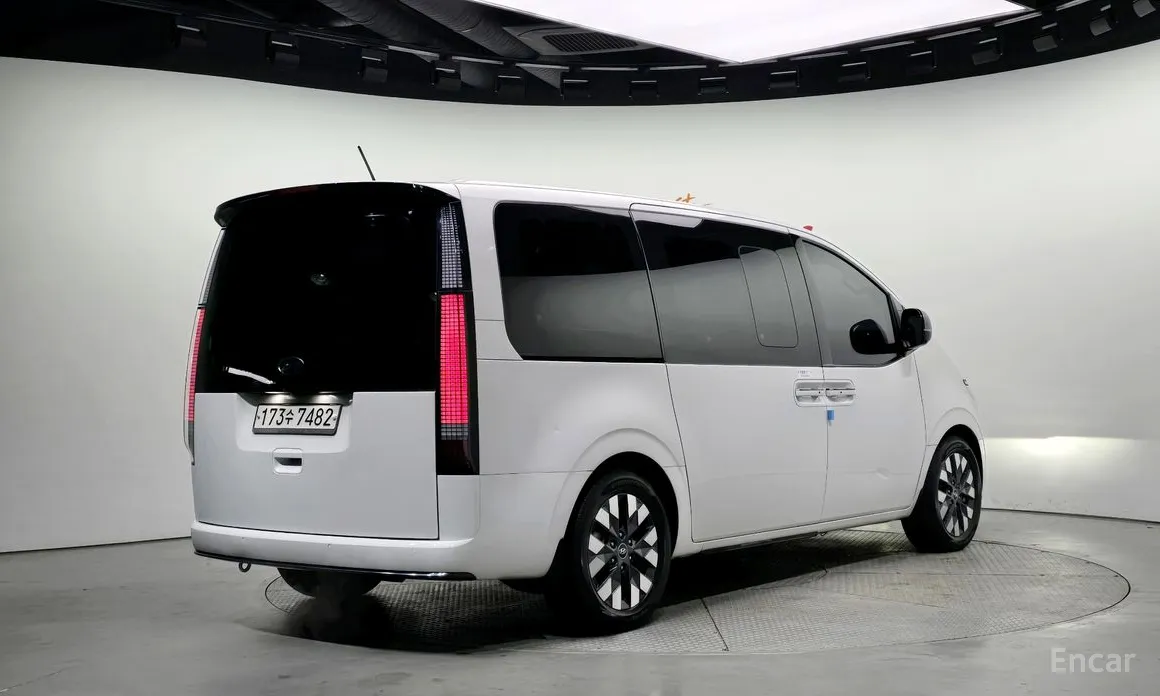 Фото 2 - Hyundai Staria