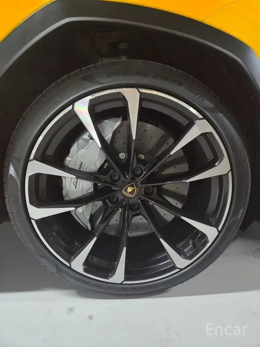 Фото 2 - Lamborghini Urus