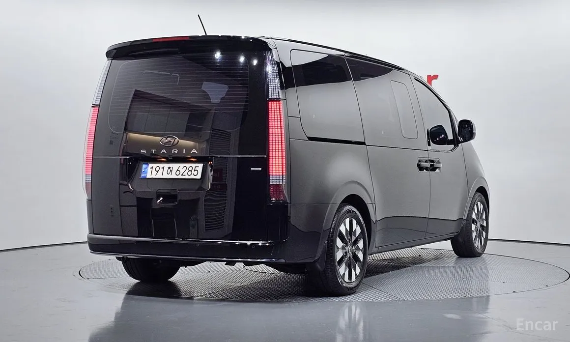 Фото 2 - Hyundai Staria