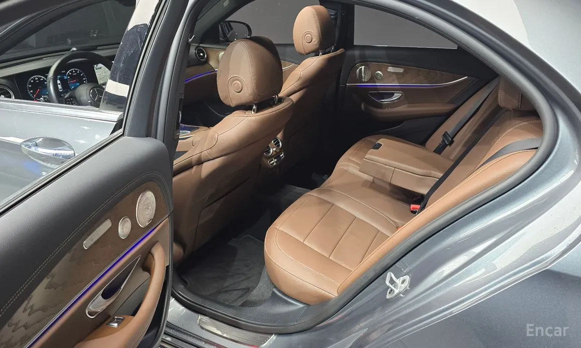 Фото 11 - Mercedes-Benz E-Class