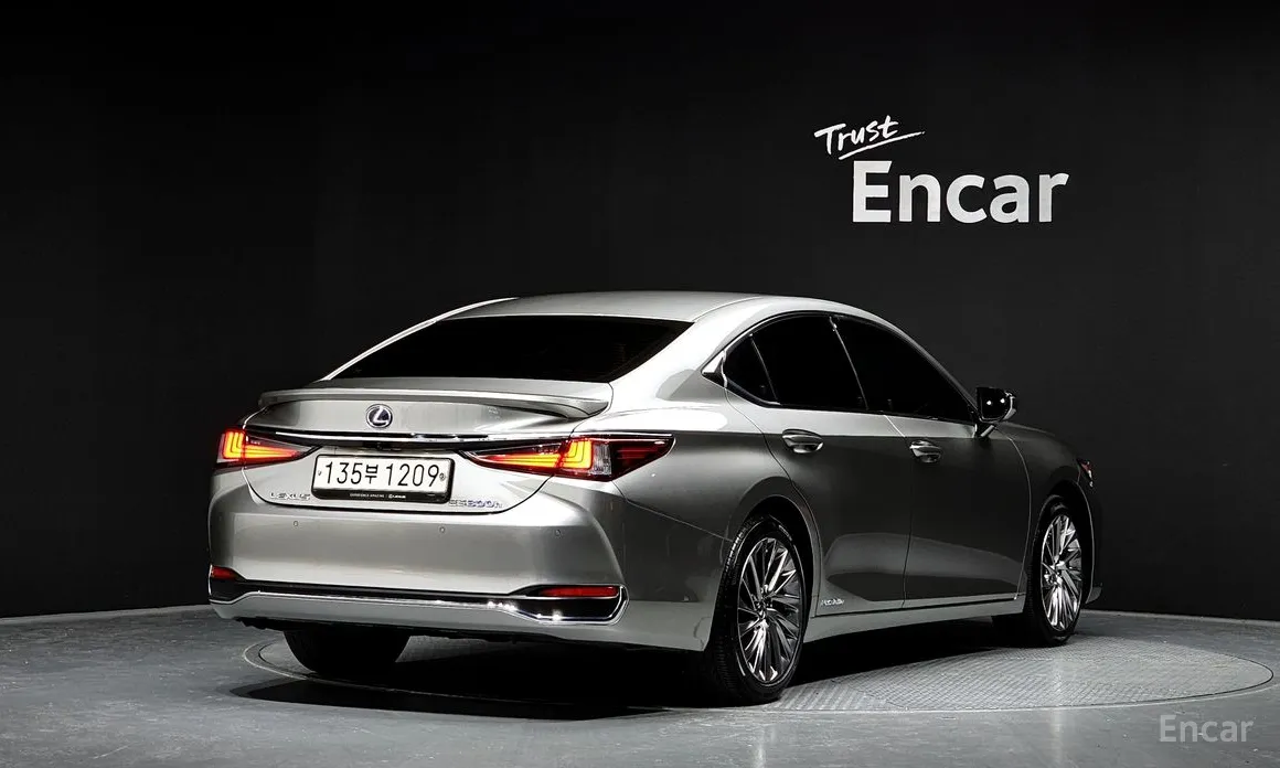 Фото 2 - Lexus ES