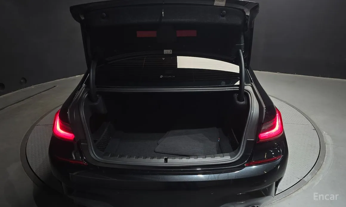 Photo 20 - BMW 3 Series