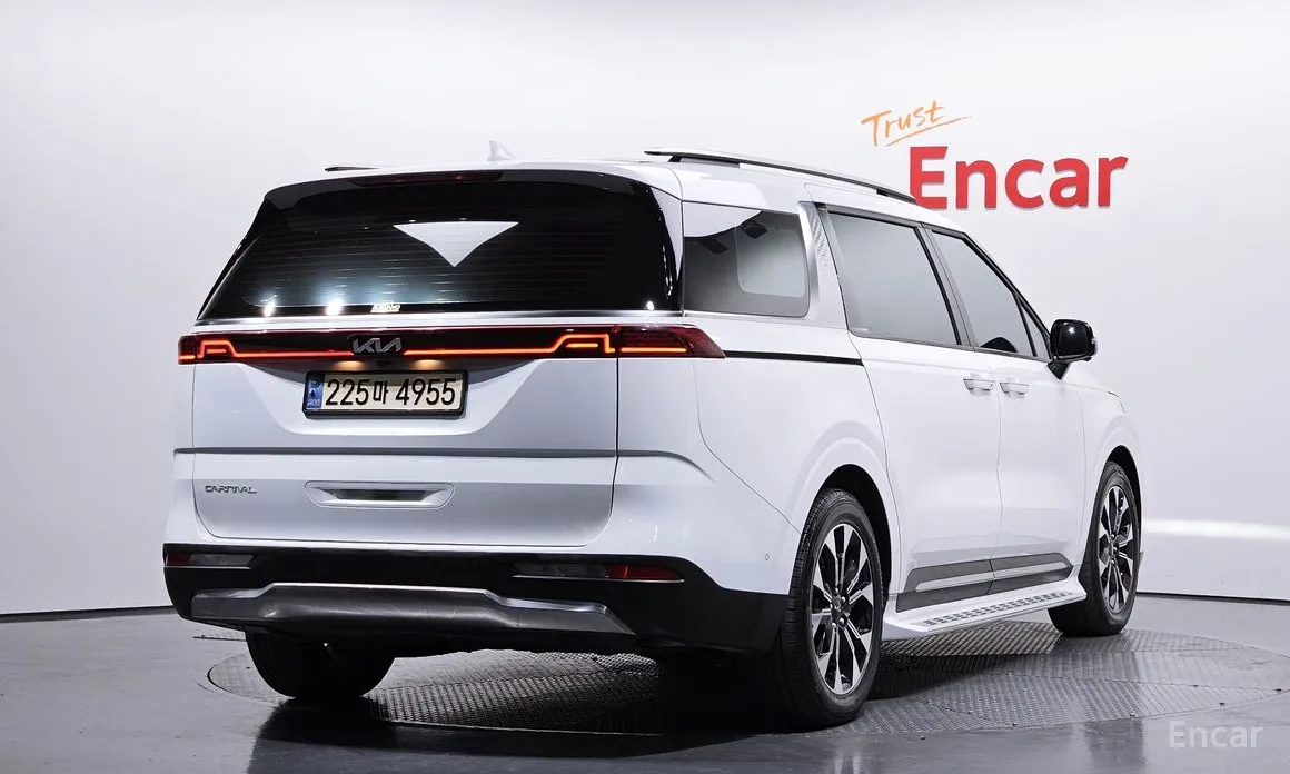 Photo 2 - Kia Carnival