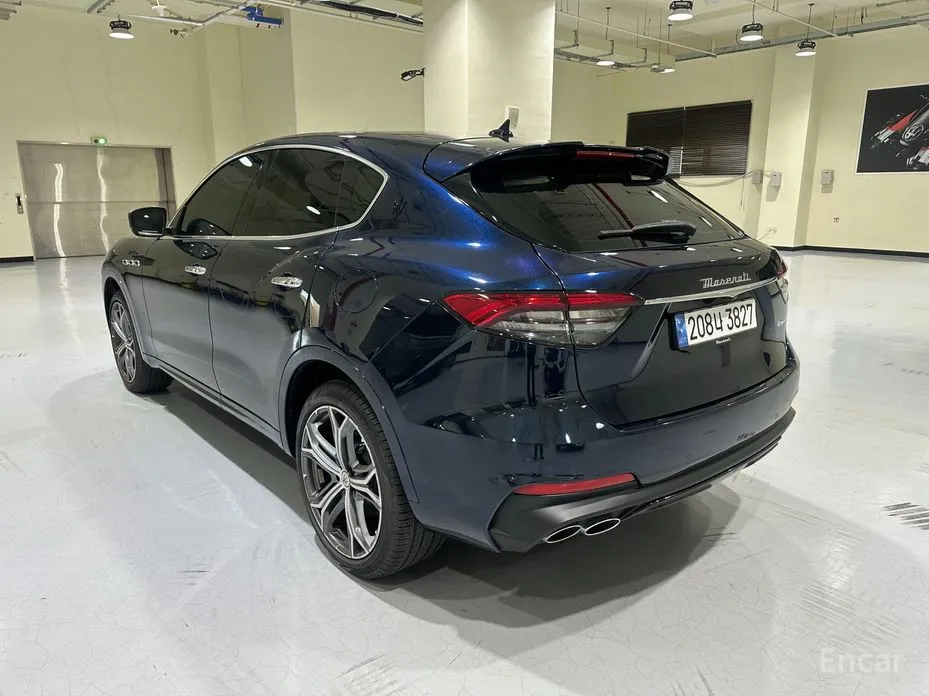 Фото 2 - Maserati Levante