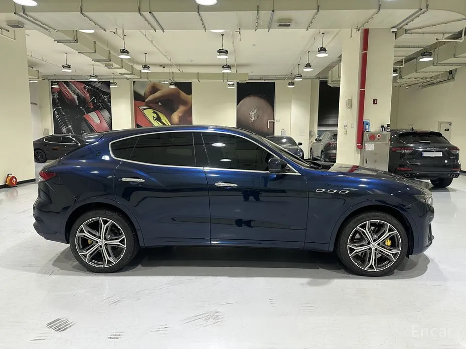Фото 3 - Maserati Levante