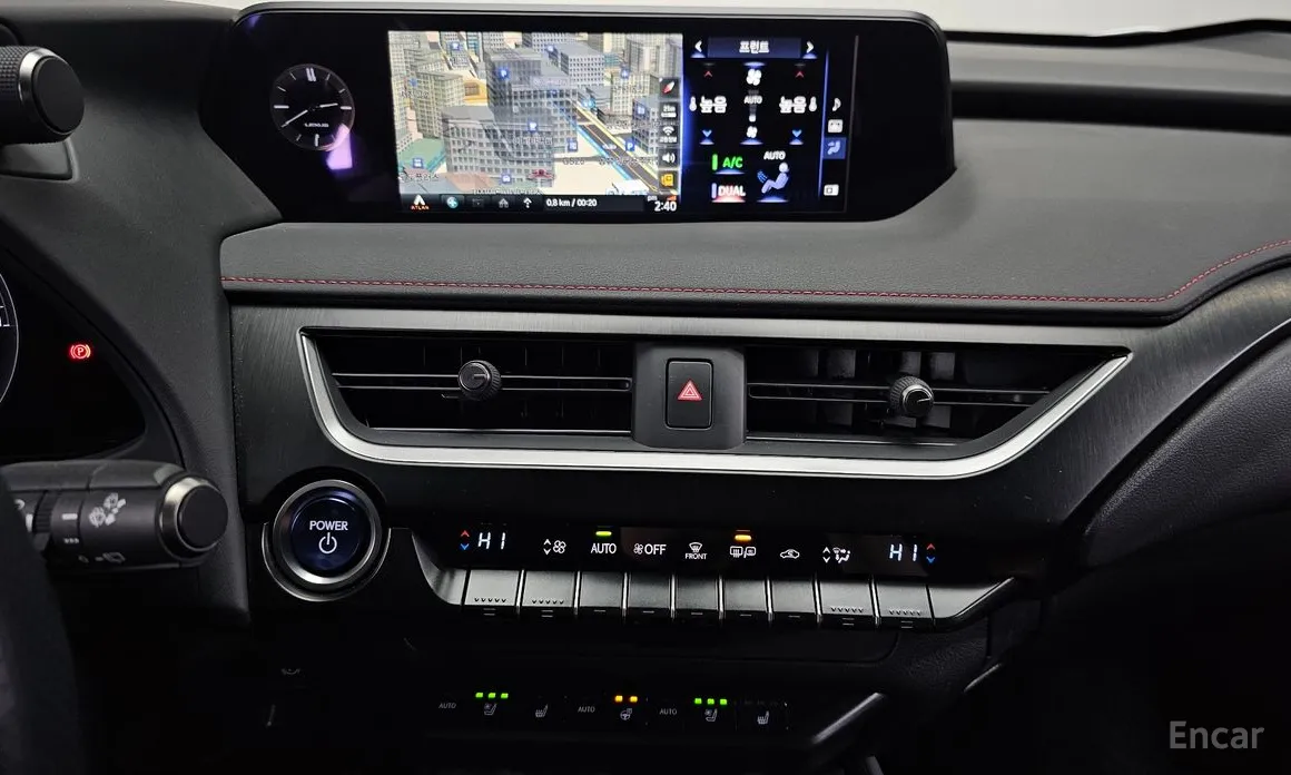 Фото 14 - Lexus UX