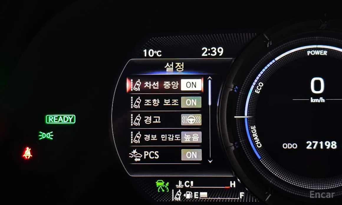 Фото 17 - Lexus UX