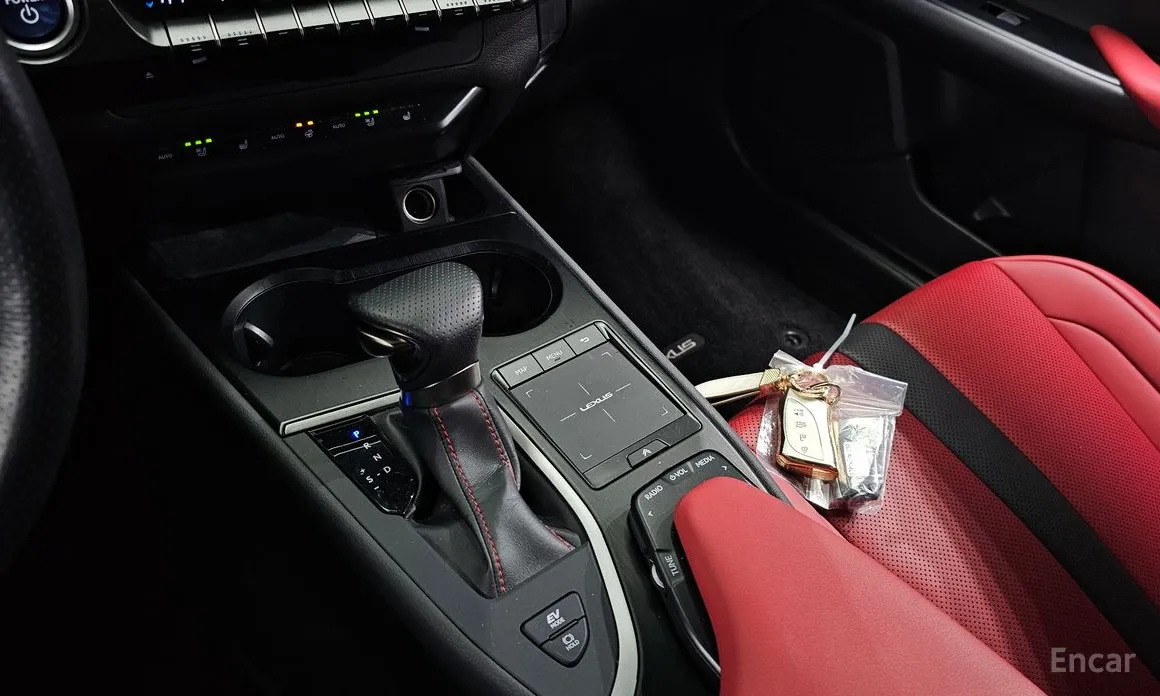 Фото 9 - Lexus UX