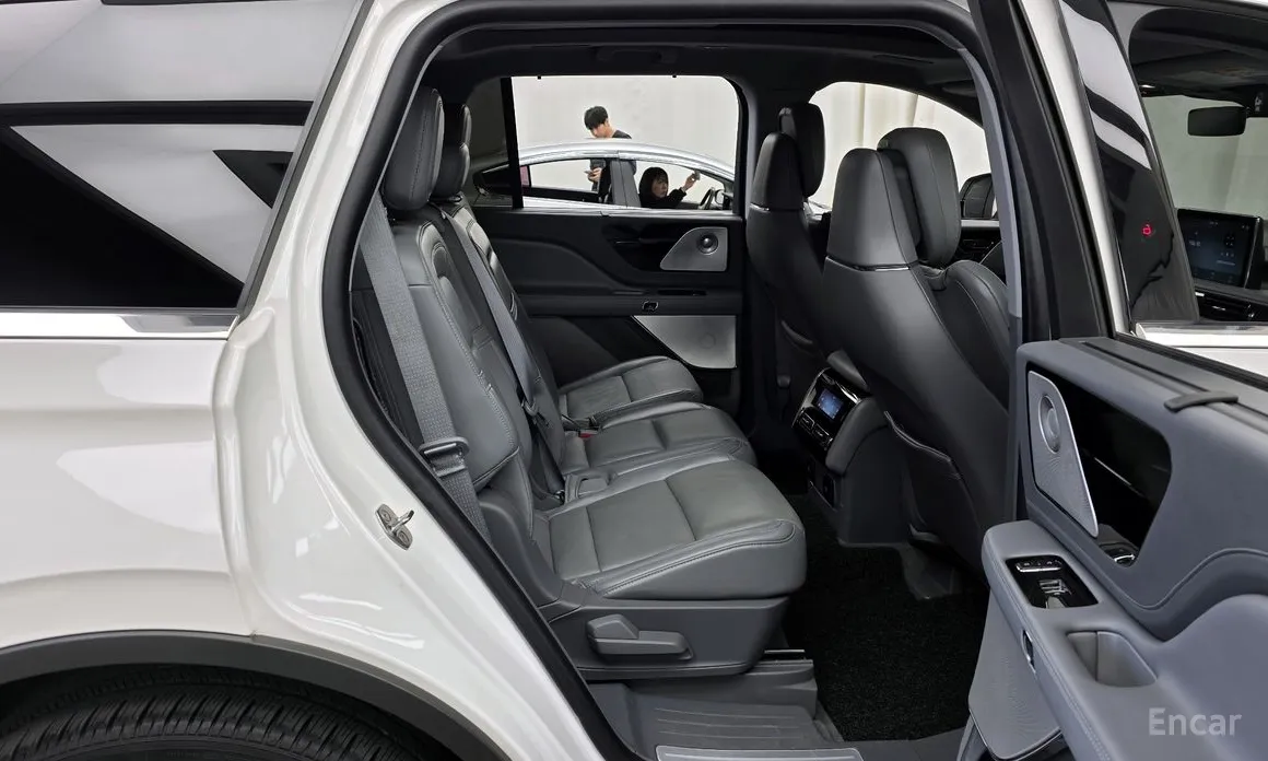 Фото 12 - Lincoln Aviator