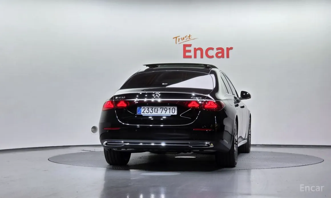 Фото 4 - Mercedes-Benz E-Class