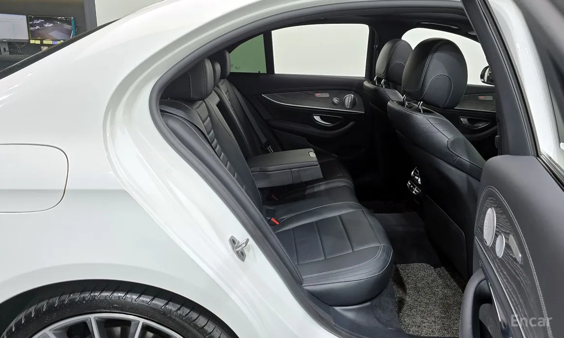 Фото 12 - Mercedes-Benz E-Class