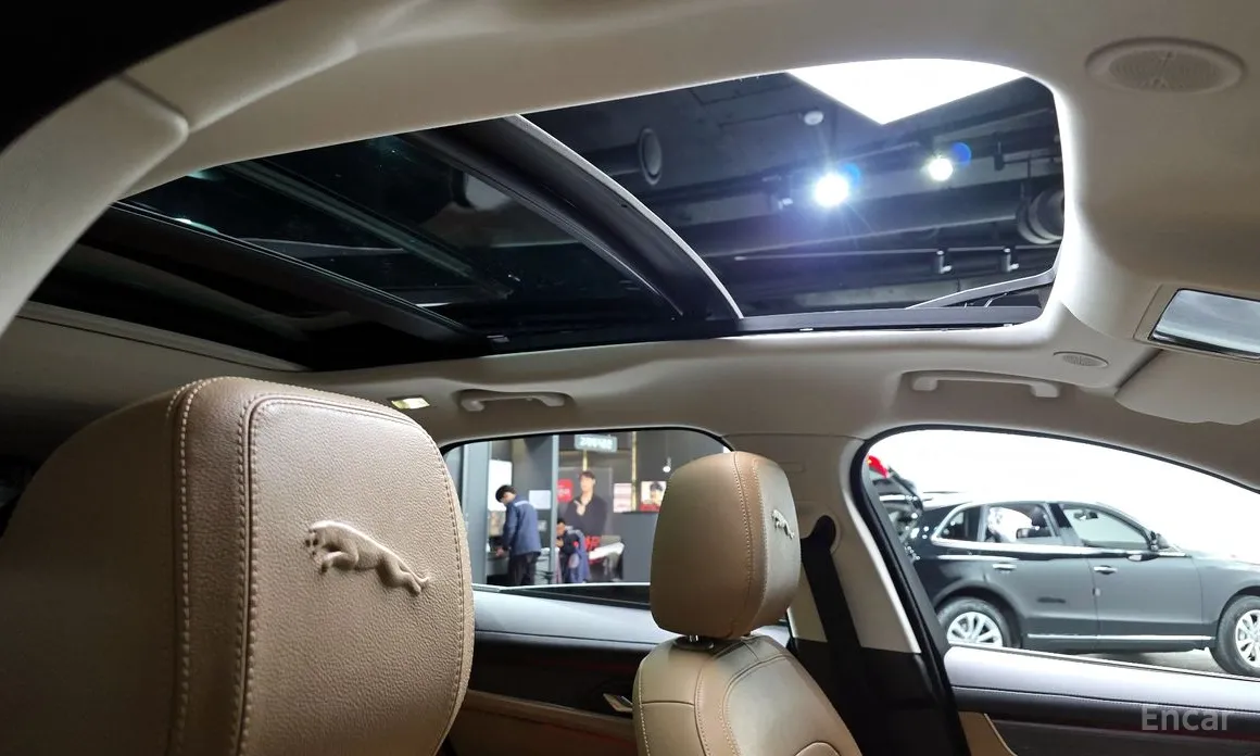 Фото 19 - Jaguar F-Pace