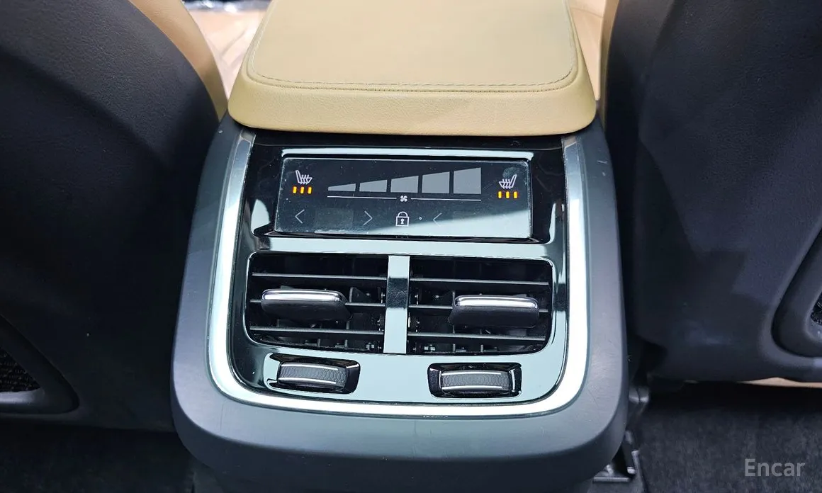 Фото 18 - Volvo XC90