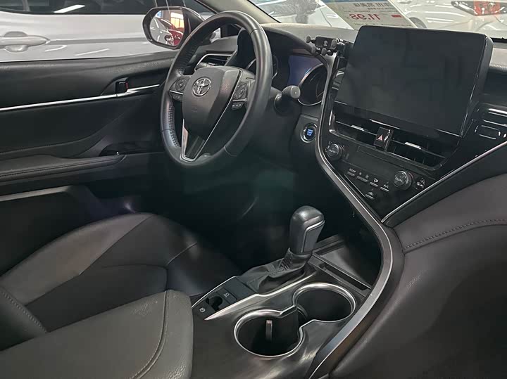 Фото 13 - Toyota Camry