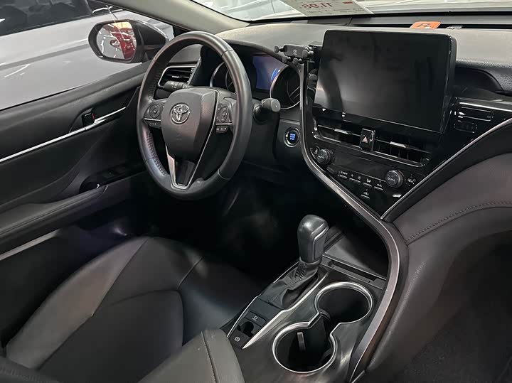 Фото 14 - Toyota Camry